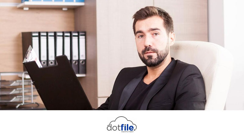 Estrutura tradicional de pastas e arquivos em empresas mostrando dificuldade de organização e gestão documental conforme o crescimento da operação.