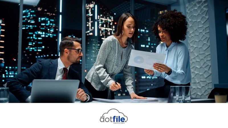 Ambiente corporativo com equipe acessando plataforma segura de dados em nuvem.